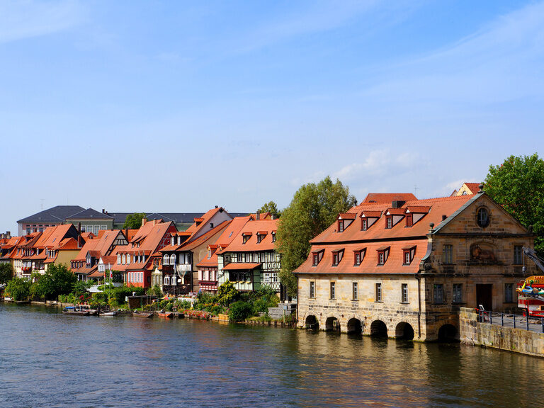 Ein malerischer Fluss mit Fachwerkhäusern am Ufer in Bamberg