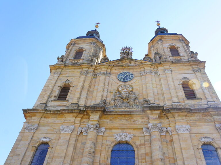 Die beeindruckende Gebäudefront der Basilika Gößweinstein in Franken