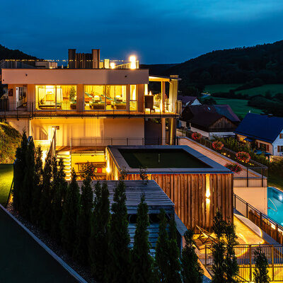 Das Landhotel Sponsel-Regus in Franken erleuchtet bei Nacht