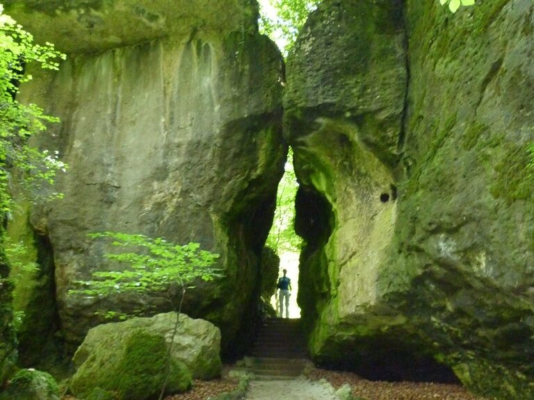Ein Durchgang durch einen Felsen im Felsengarten Sanspareil in Franken