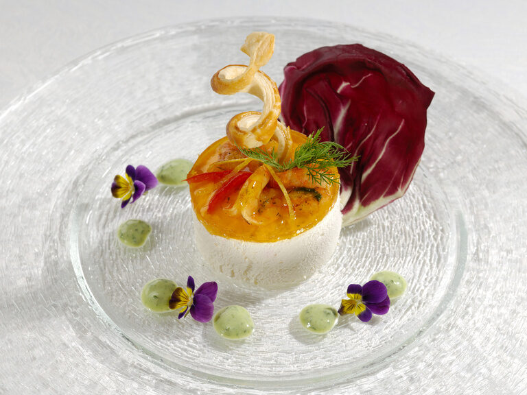 Ein köstliches Gericht auf einer stilvollen Glasplatte im Urlaubshotel in der Fränkischen Schweiz.