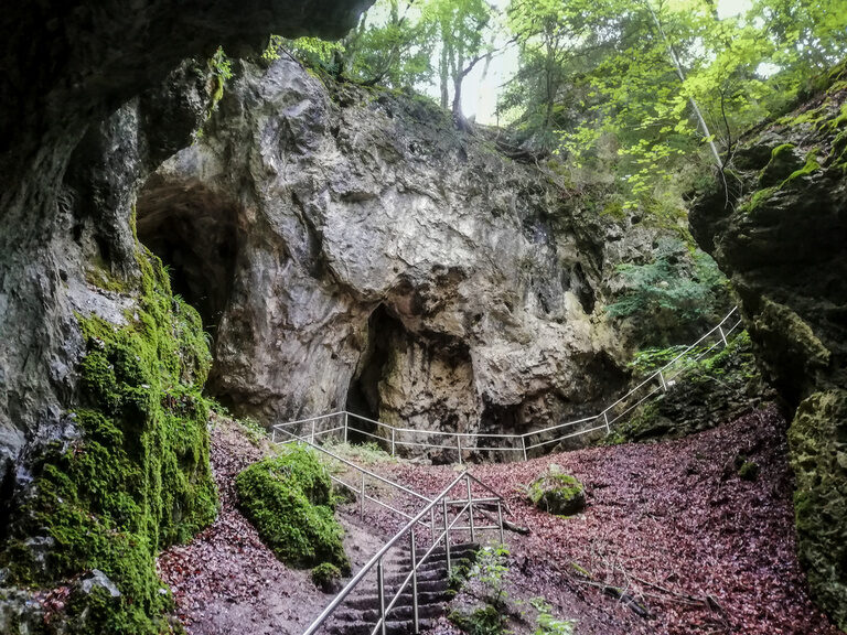 Weg zum Eingang der Höhle Riesenburg in der Fränkischen Schweiz