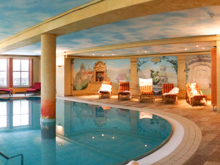 Ein großer Innenpool mit azurblauem Wasser im Landhaus Sponsel-Regus.