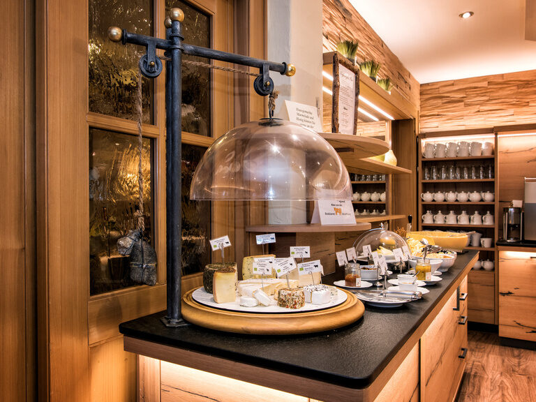 Eine Auswahl verschiedner Regionaler Kästesorten im Restaurant des Hotels Sponsel-Regus