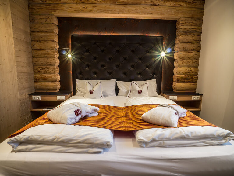 Ein gemütliches Zimmer mit einem Bett und zwei Kissen im Hotel Sponsel-Regus