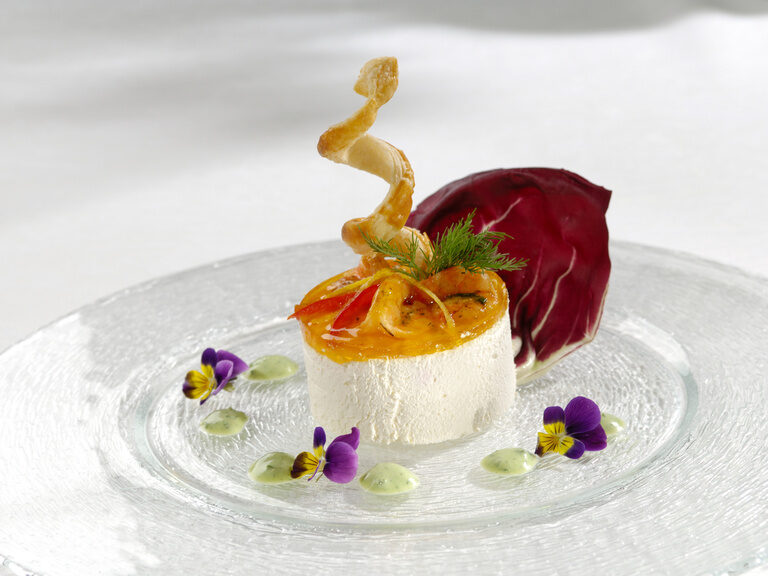 Ein kunstvoll dekoriertes Dessert auf einem eleganten Teller im Restaurant Sponel-Regus