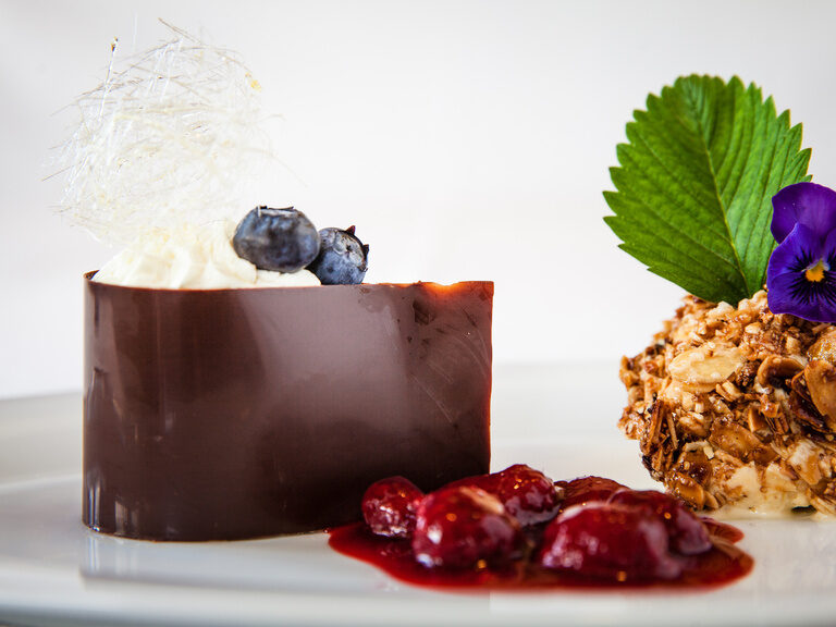 Ein Schokoladendessert auf einem weißen Teller im Restaurant des Hotels Sponsel-Regus