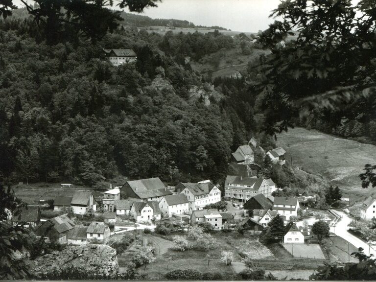Altes Schwarzweissfoto des Dorfes Veilbronn vor langer Zeit