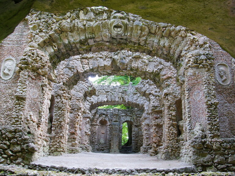 Die steinernen Torbögen des Felsentheaters im Felsengarten Sanspareil
