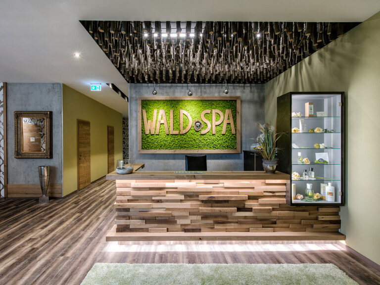 Der moderne und ansprechende Eingangsbereich des WaldSpa im Wellnesshotel Sponsel-Regus