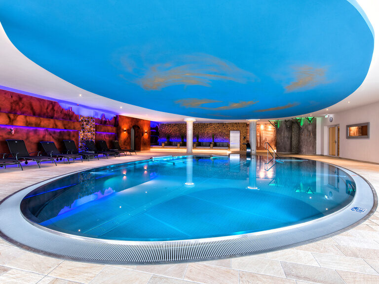 Eleganter Innenpool mit strahlend blauem Wasser im Landhaus Sponsel-Regus, Fränkische Schweiz