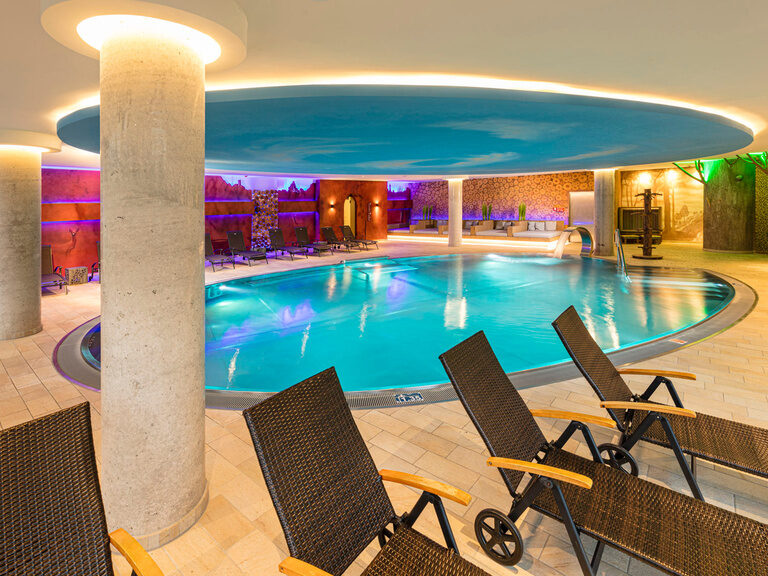 Ein elegantes Hallenbad mit Liegestühlen im Spa-Hotel Landhaus Sponsel-Regus.