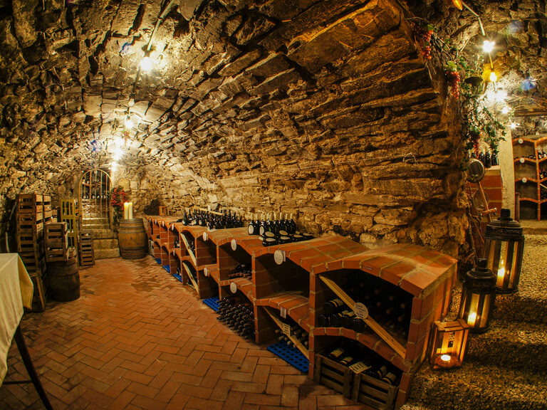 Der Weinkeller des Hotels Sponsel-Regus in Franken mit vielen verschiedenen Weinen