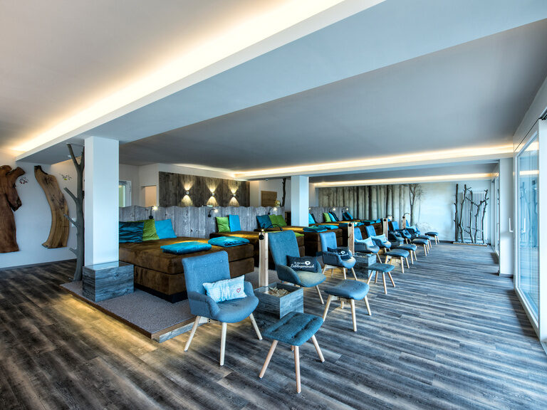 Ein gemütlicher Ruhebereich mit Holzboden im Wellnesshotel Sponsel-Regus in der Fränkischen Schweiz